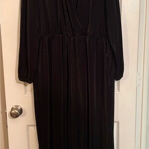 Black Long Sleeve V-Neck Pleated Maxi Dress